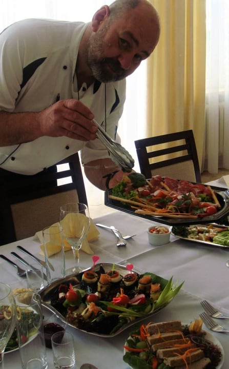 Szef kuchni przygotowuje uroczysta kolację 4 Żywioły Falenty Ośrodek Konferencyjno-Szkoleniowy