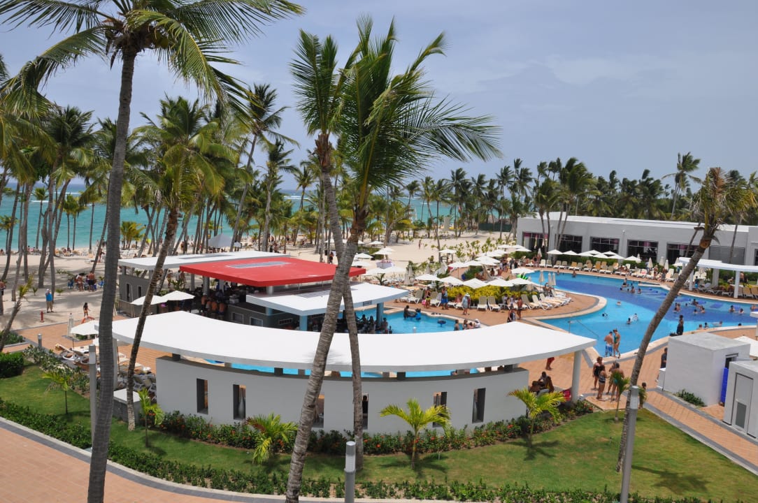 Basen i bar przy basenie Hotel Riu Palace Bavaro