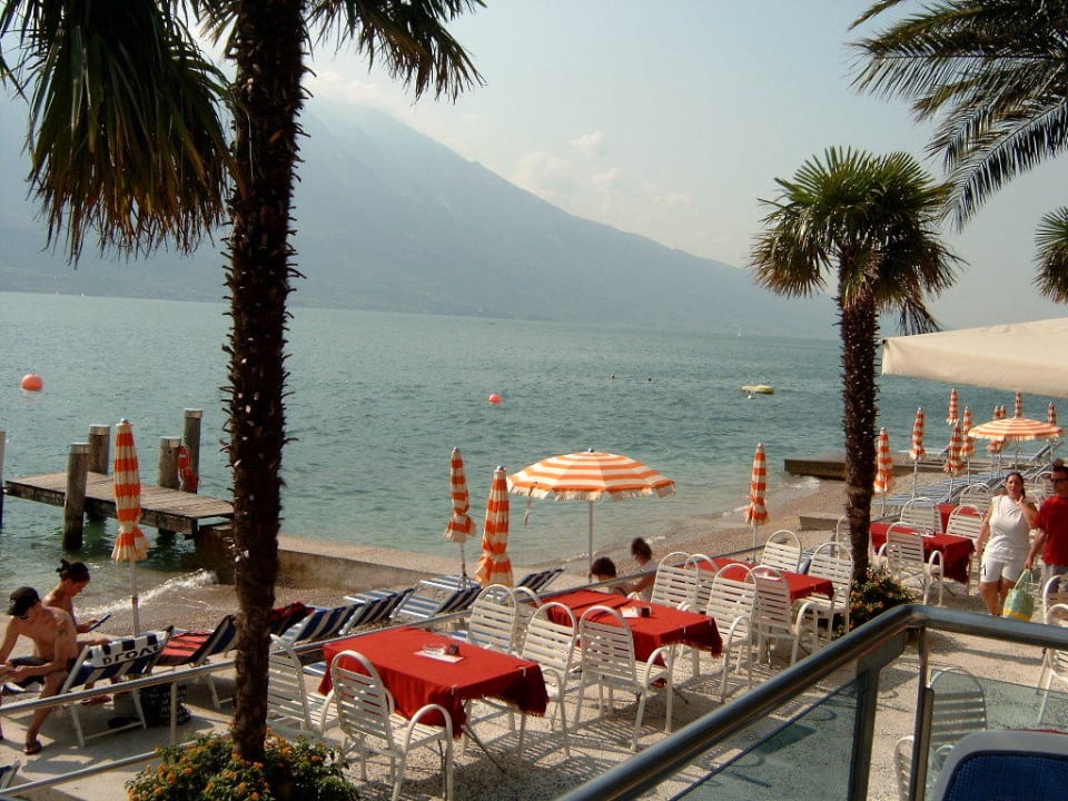 Blick Strandbar über den Gardasee Hotel Ideal