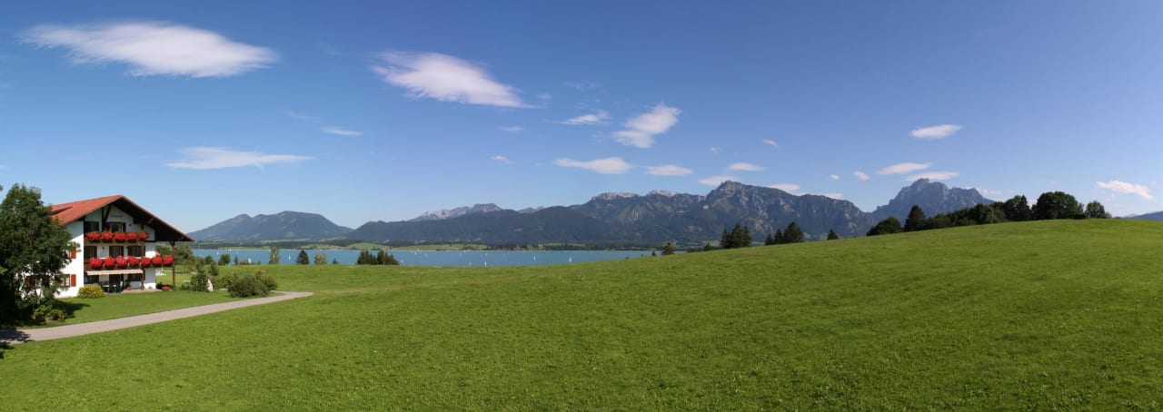 Salenberghof mit Forggensee und Bergen Ferienwohnungen Salenberghof