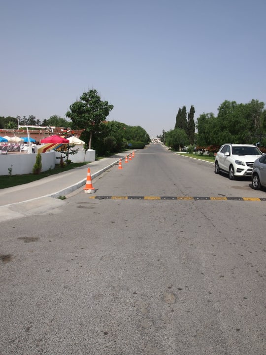 Straße zum Hotel Salamis Bay Conti Resort Hotel & Casino