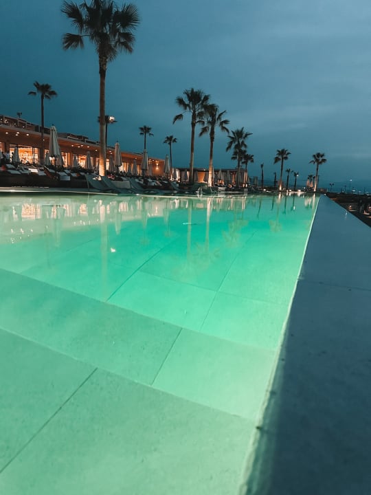 Pool The Royal Senses Resort, Curio Collection by Hilton