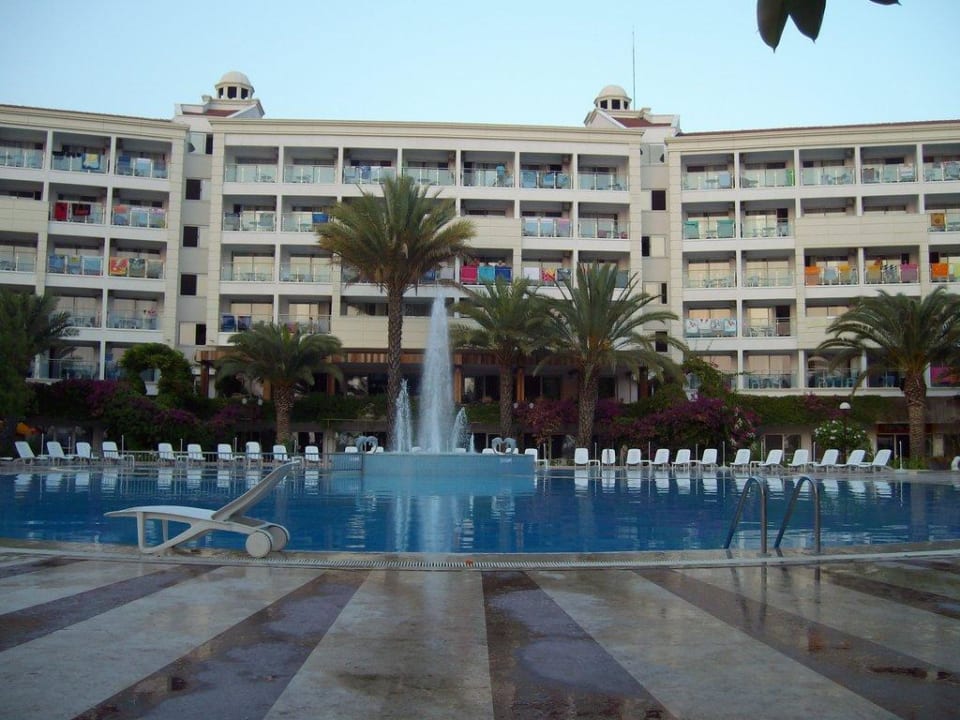 Blick über Pool aufs Hotel Top Hotel