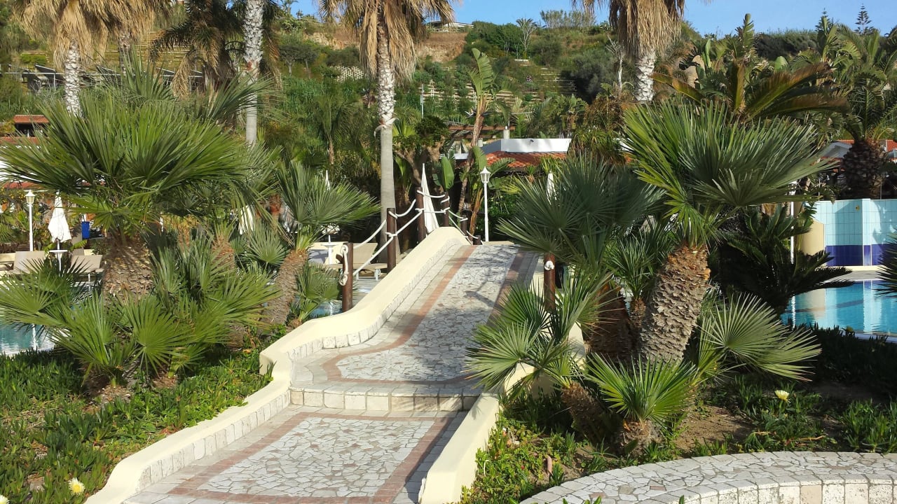 Brücke über den Pools Hotel Villaggio Il Gabbiano