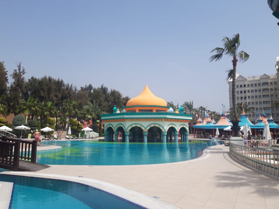 Pool Kamelya Aishen Club