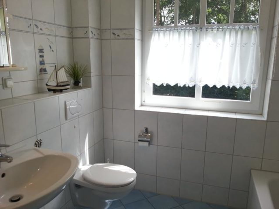 Bad oben mit Badewanne und WC Ferienhaus Aachenhus