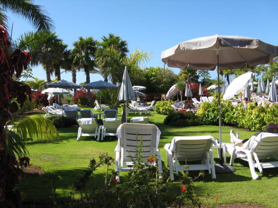 Gepflegte Gartenanlage mit Liegen Tivoli La Caleta Tenerife Resort