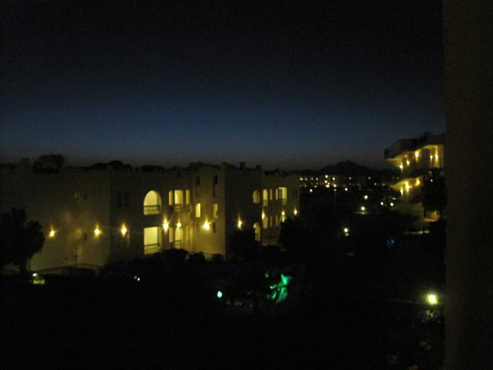 Hotelanlage bei Nacht. SUNRISE Royal Makadi Resort