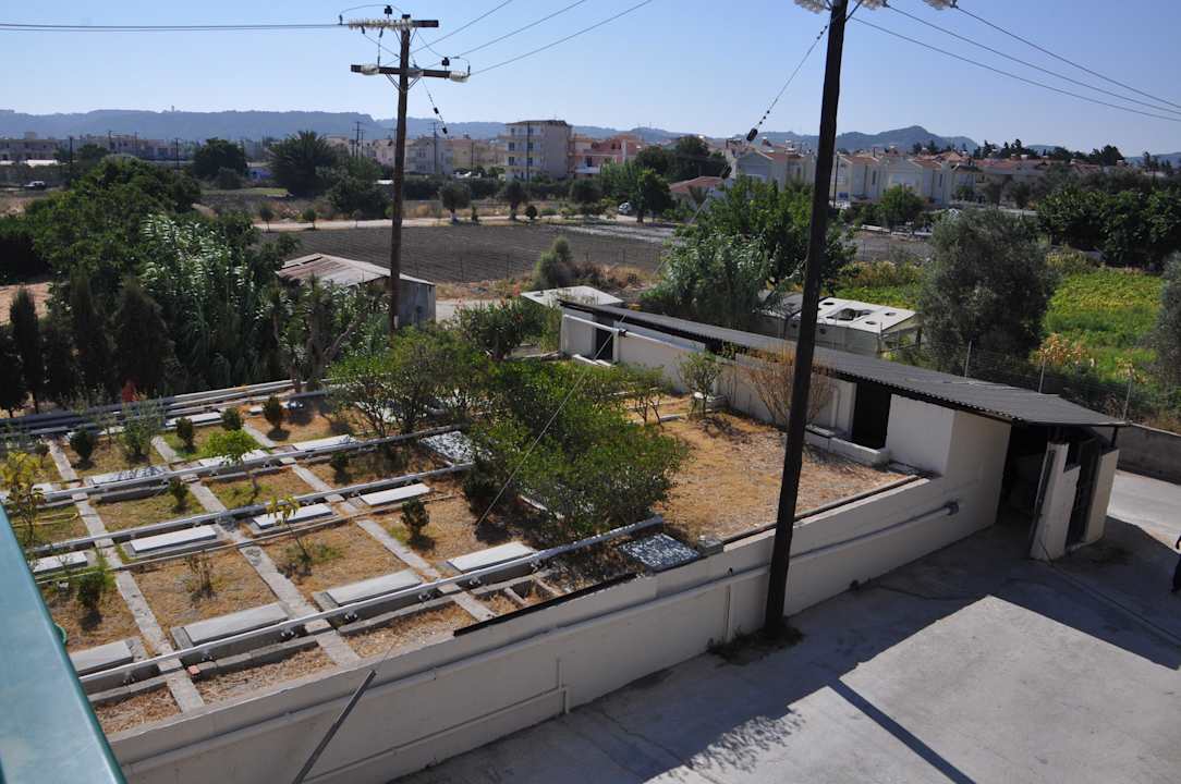 Dem Geruch nach: Vermutlich die Abwasseranlage... Dodeca Sea Resort