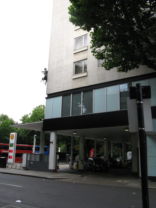 Tankstelle unter dem Hotel Hotel Thistle Kensington Gardens