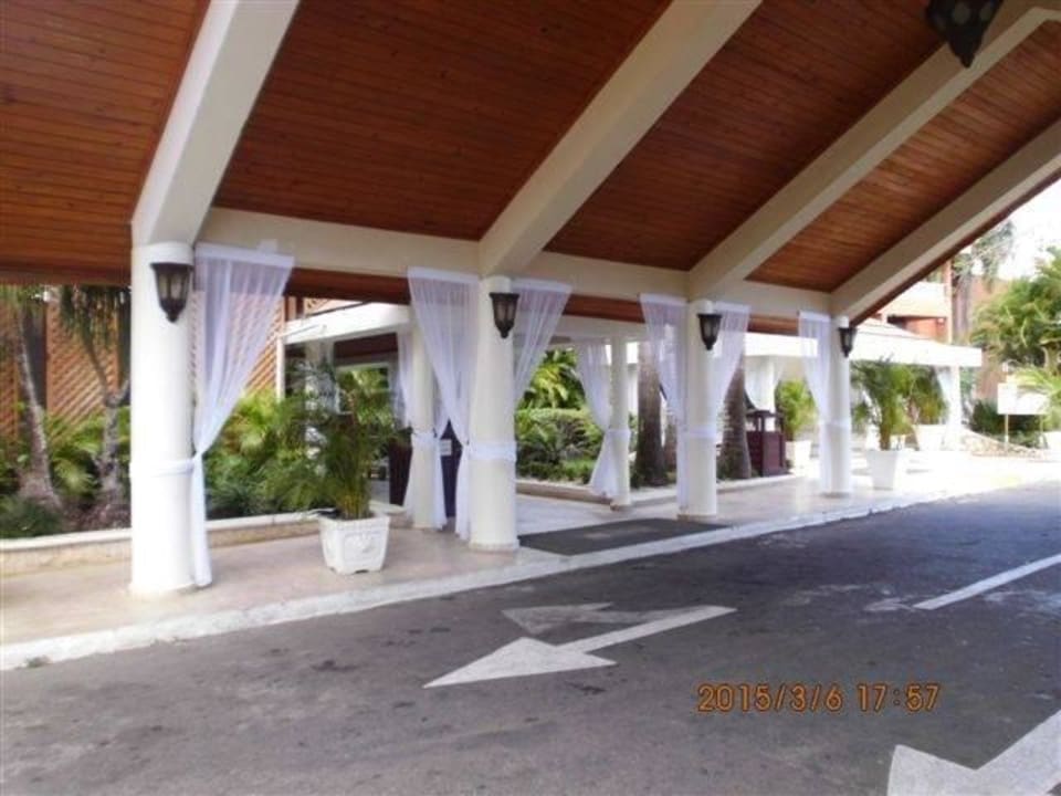 Der Eingang BelleVue Dominican Bay