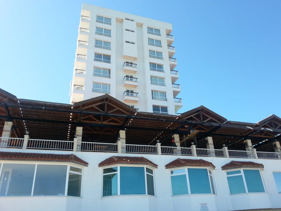 Hauptgebäude mit Rest.Terrasse und Wellnessbereich Salamis Bay Conti Resort Hotel & Casino