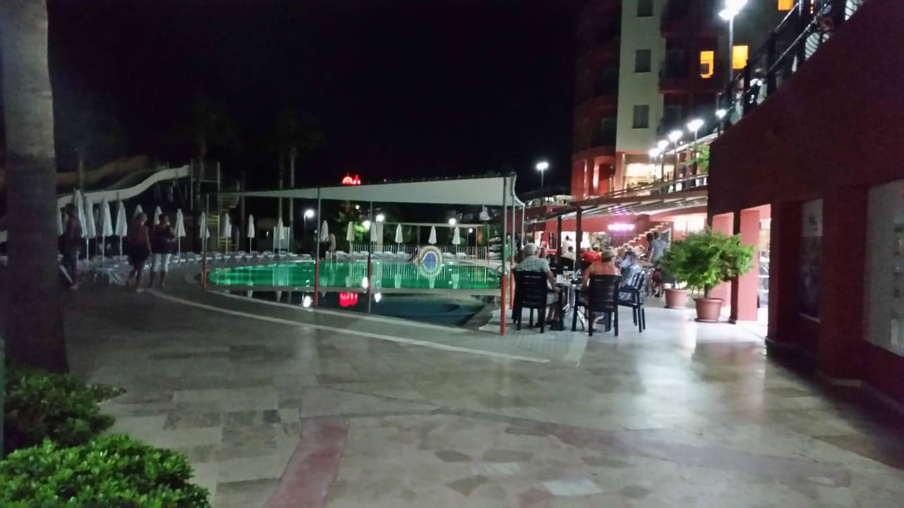 Pool und Poolbar am Abend Royal Atlantis Beach Hotel