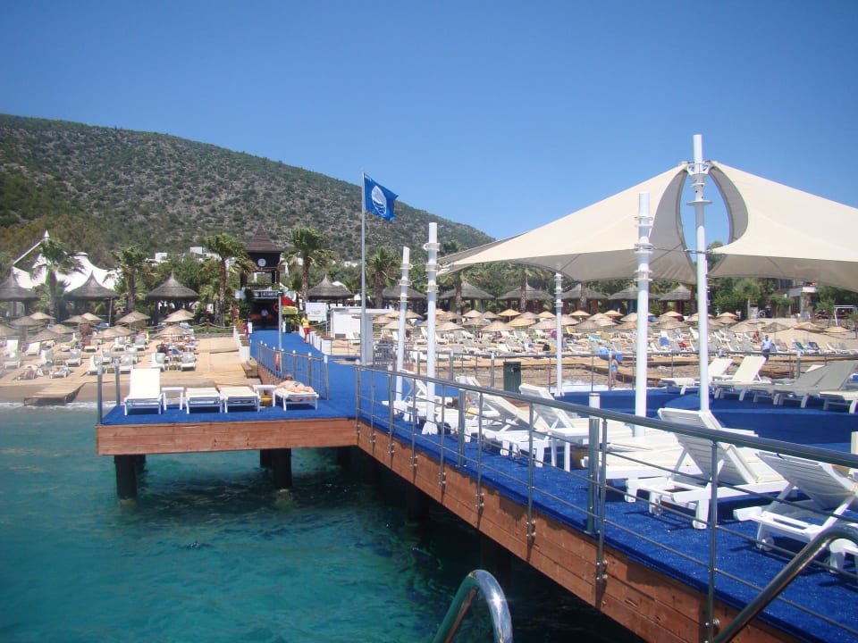 Widok z pomostu na plażę Latanya Park Resort