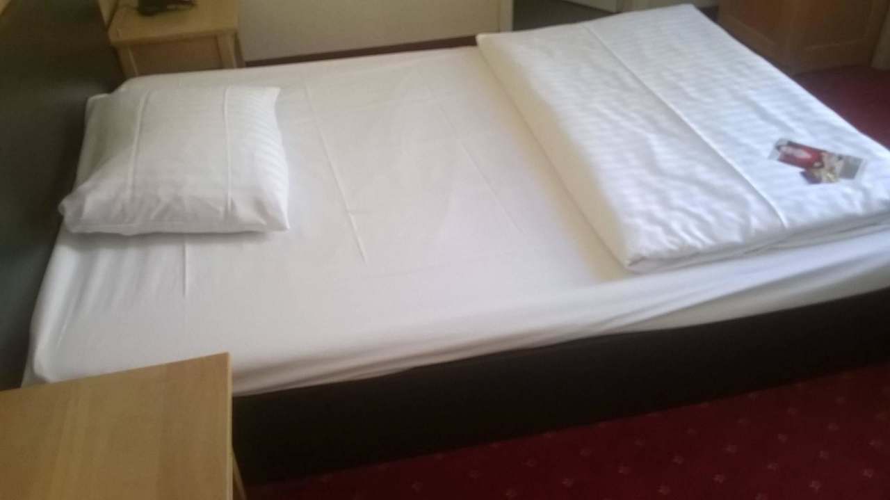 Extreem laag bed (bijna op de vloer) Hotel Gates