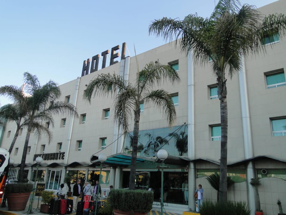 Na zewnątrz Hotel Plaza Poblana
