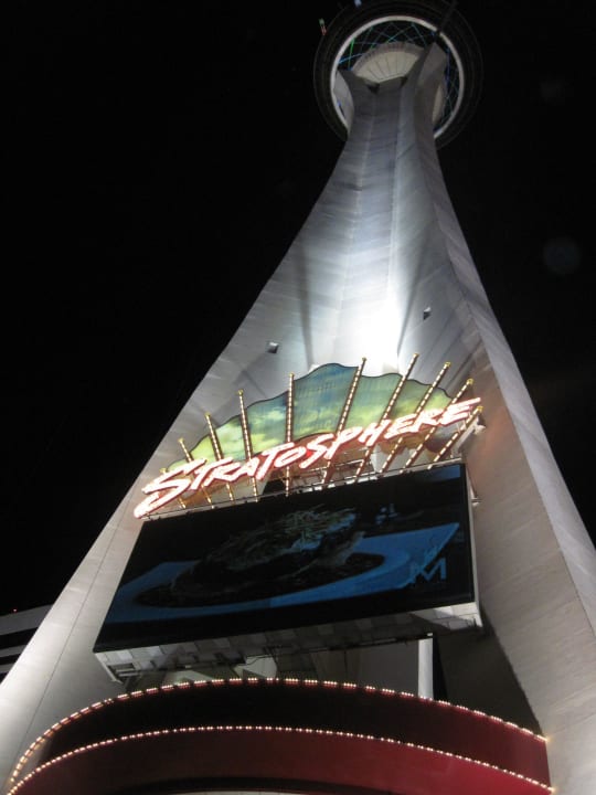 Tower bei Nacht The STRAT Hotel, Casino and SkyPod