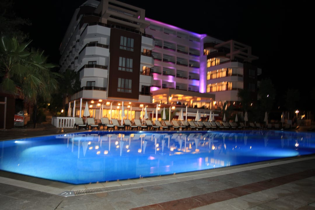Aussenansicht bei Nacht Hotel Alara Kum