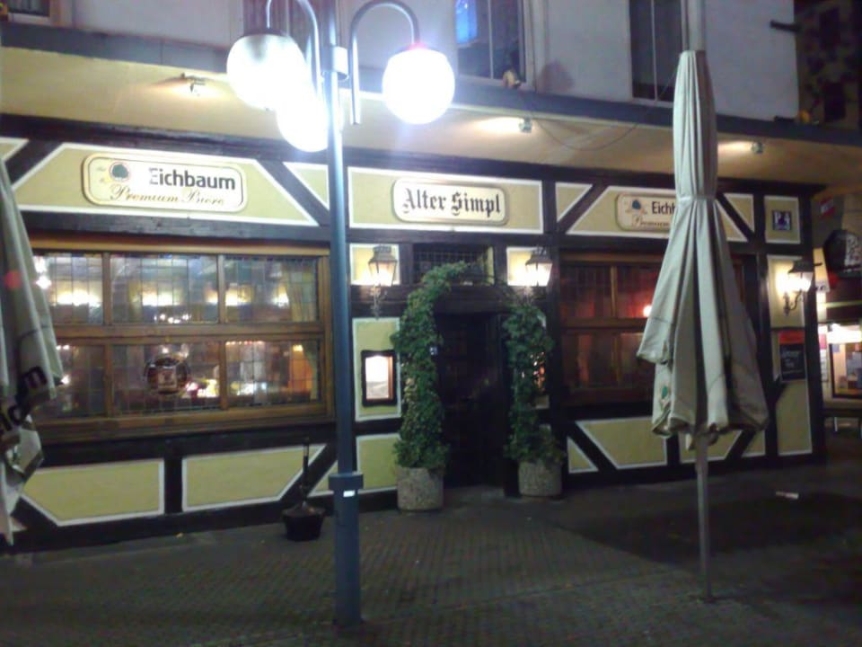 Eingang bei Nacht Hotel Alter Simpl