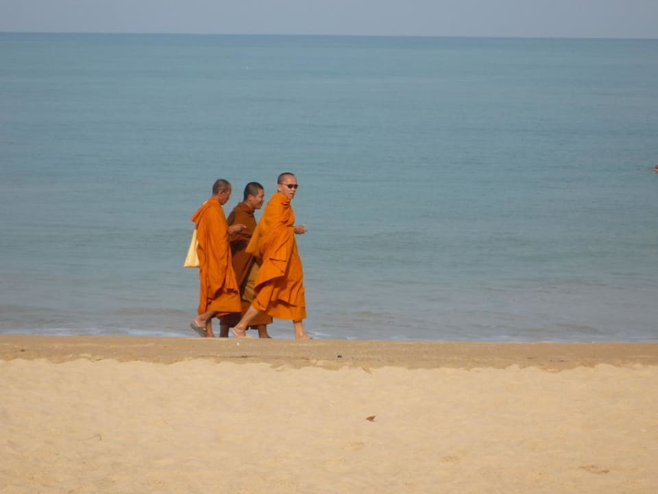 Mönche am Strand Khaolak Orchid Beach Resort