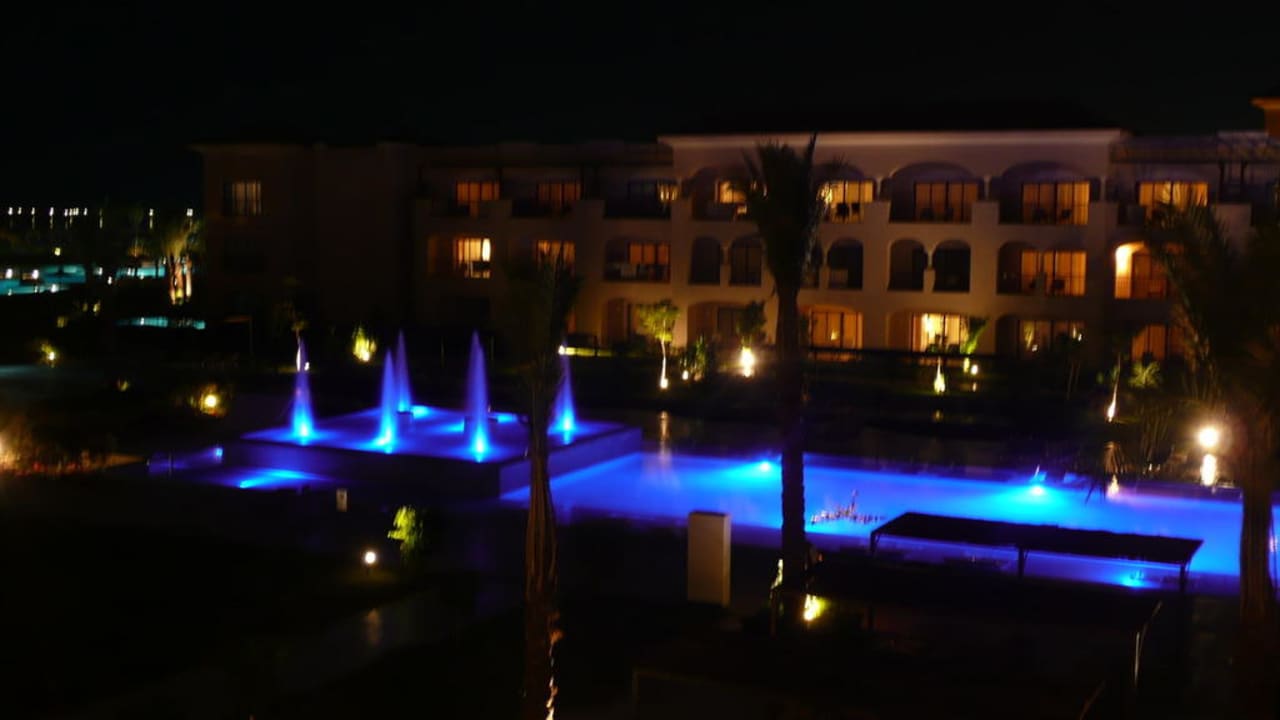 Wellnesspool im Dunkeln JAZ Aquamarine Resort