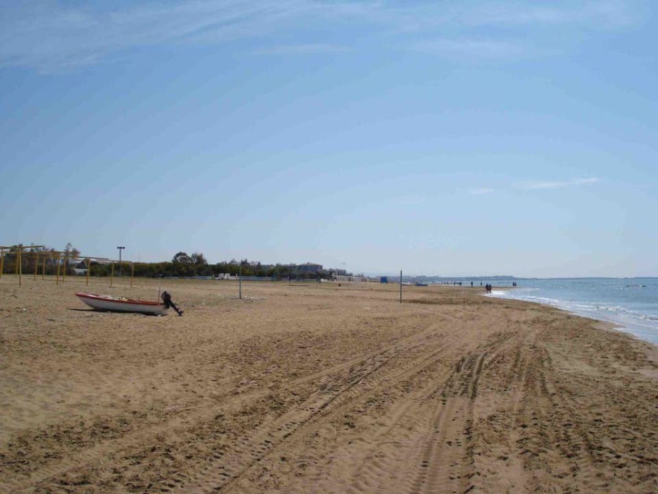 Strandblick links rüber Hotel Victory Resort