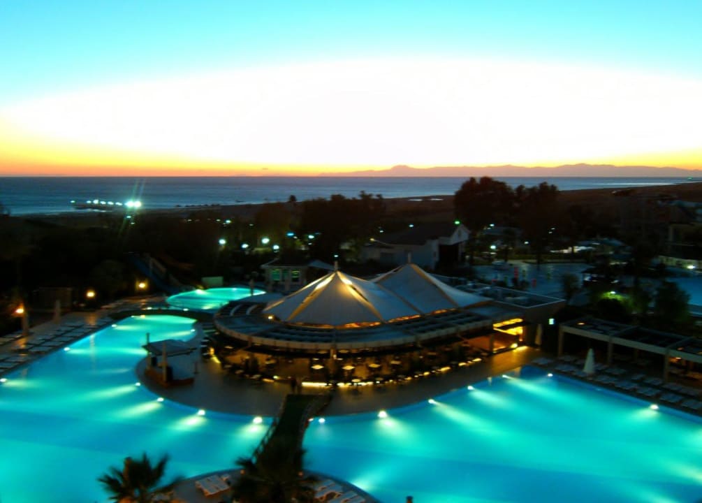 Poollandschaft in der Abenddämmerung Sunis Elita Beach Resort & Spa
