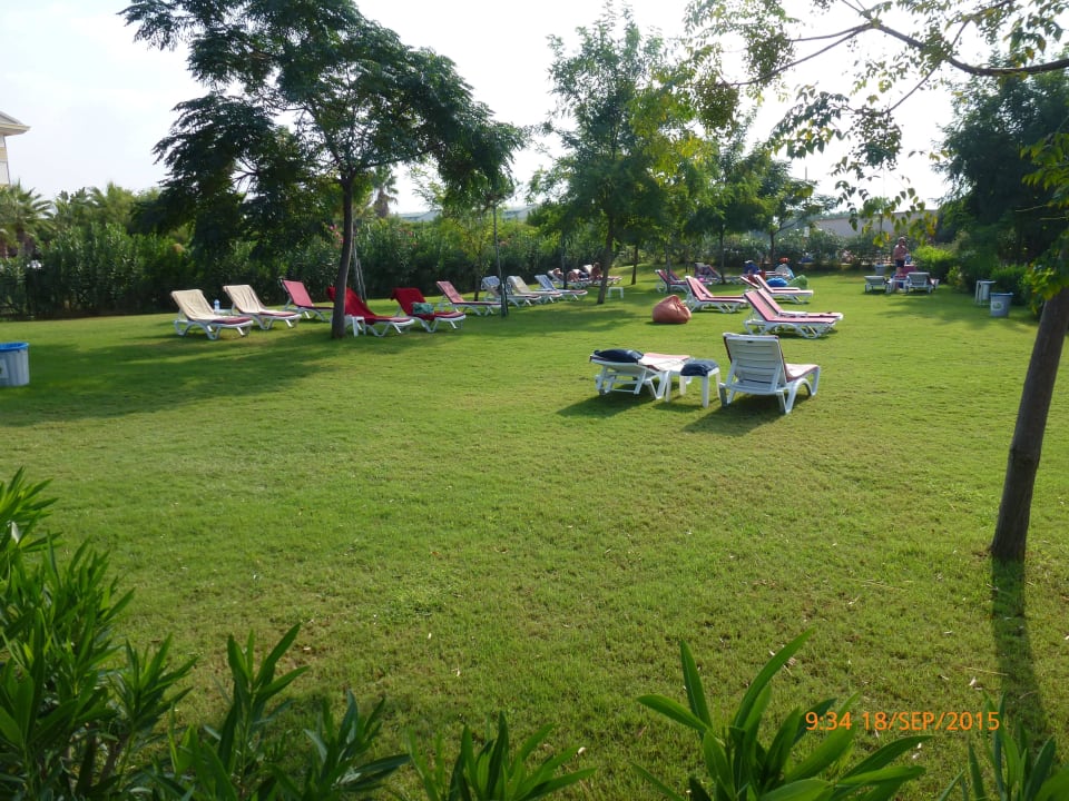 Eine der Liegewiesen Diamond Excellence Resort & Spa