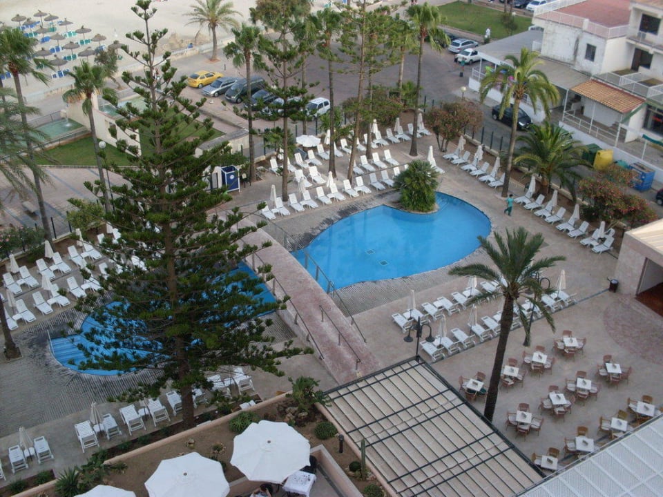 Blick vom Zimmer auf Pool und Frühstücksterrasse CM Playa del Moro