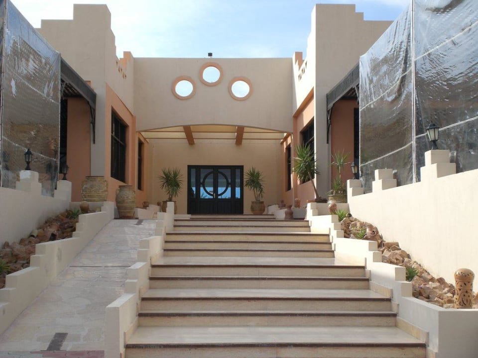 Treppe zur Lobby von der Hofseite Three Corners Sea Beach Resort