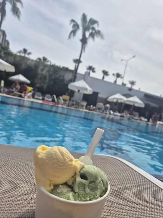 Pool Mary Hotel Side