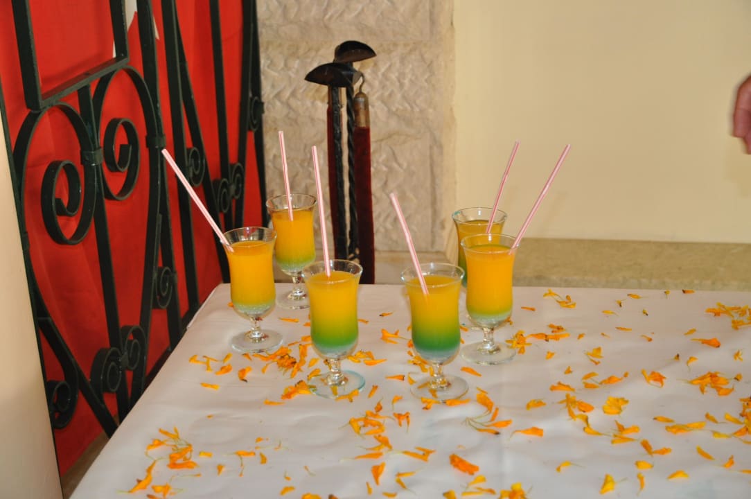 Kolorowe drinki z soków Aska Hotel Just in Beach