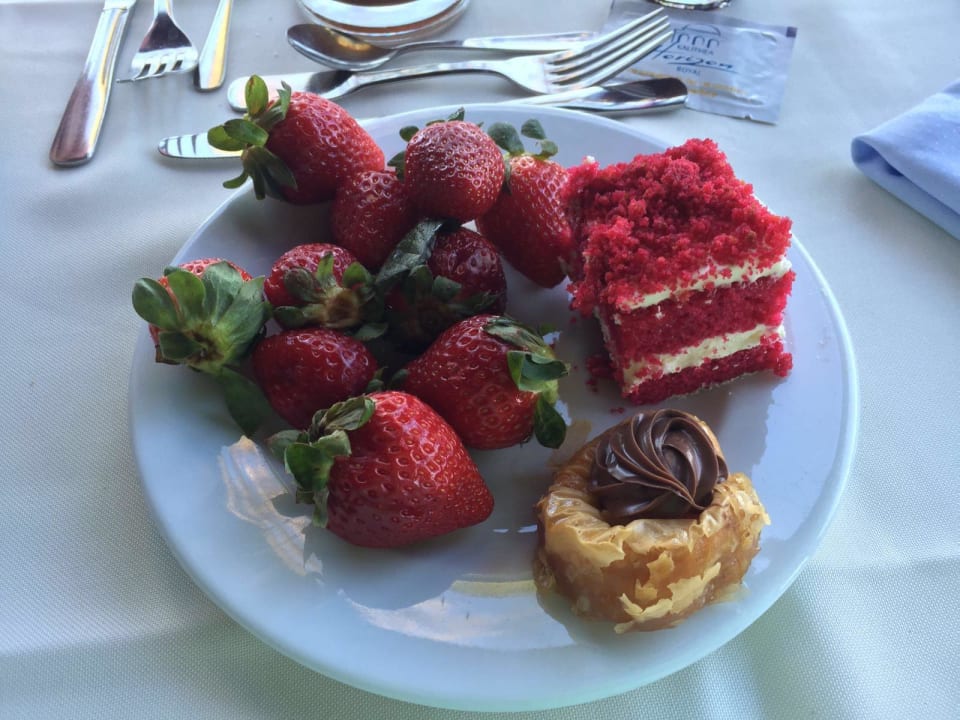 Toller Nachtisch! Immer frisches Obst Hotel Kalithea Horizon Royal