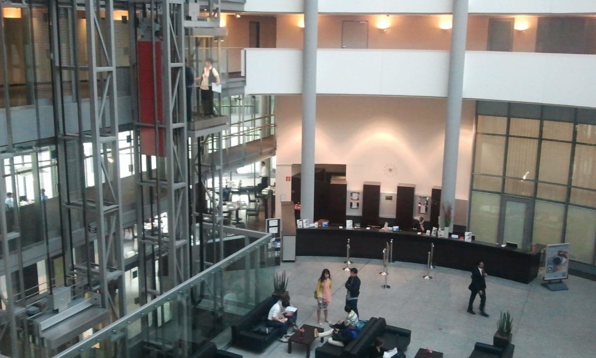 Lobby mit Rezeption Hotel NH Düsseldorf City