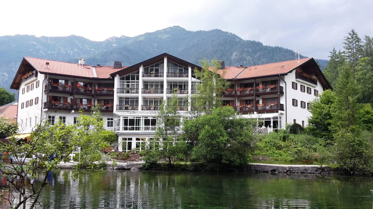 Hotel vomanderem Seeufer aus gesehen Hotel Am Badersee