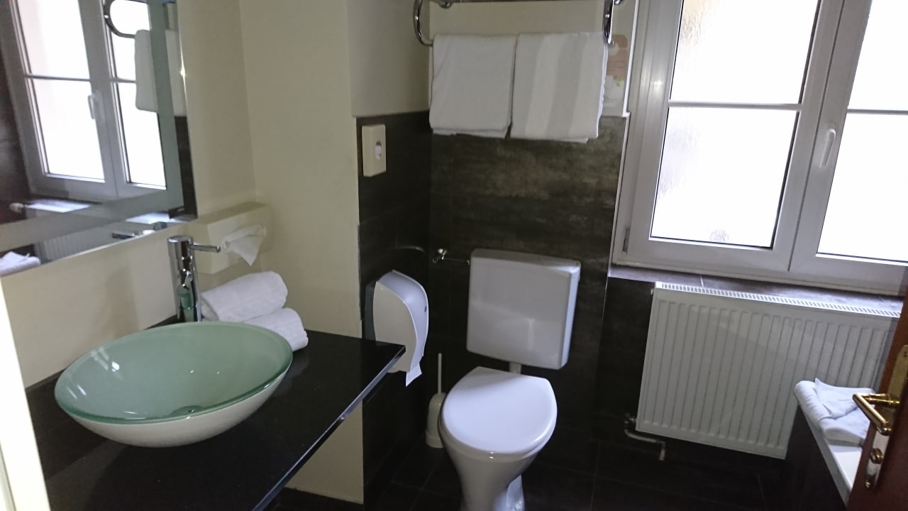 Badezimmer mit Badewanne Hotel Josefshof am Rathaus