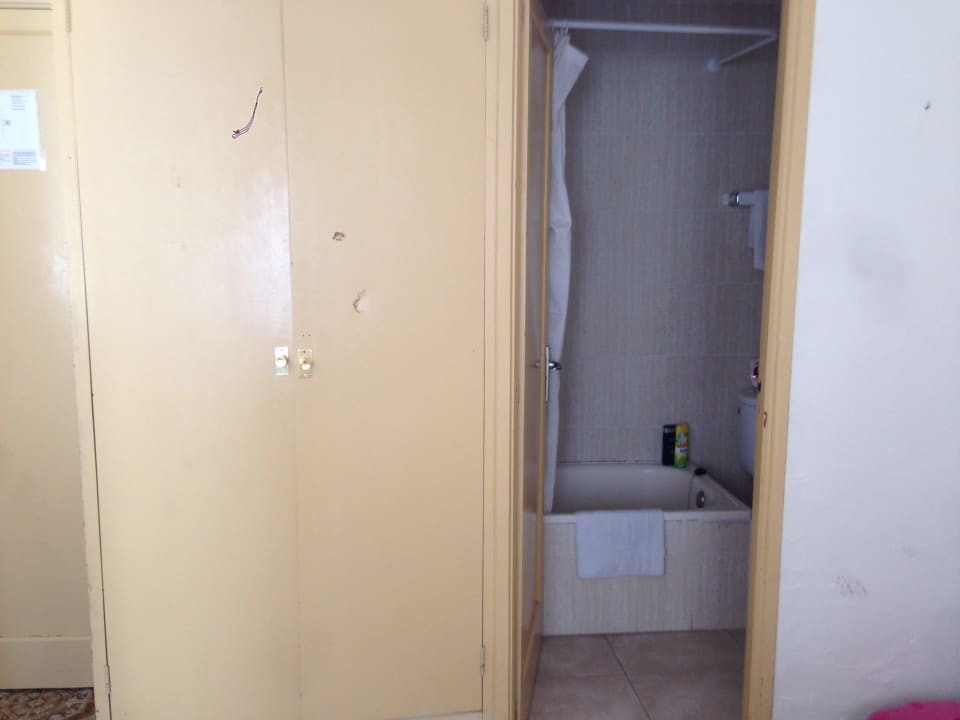 Demolierter Schrank mit Löchern Hostal Montesol - Adults only