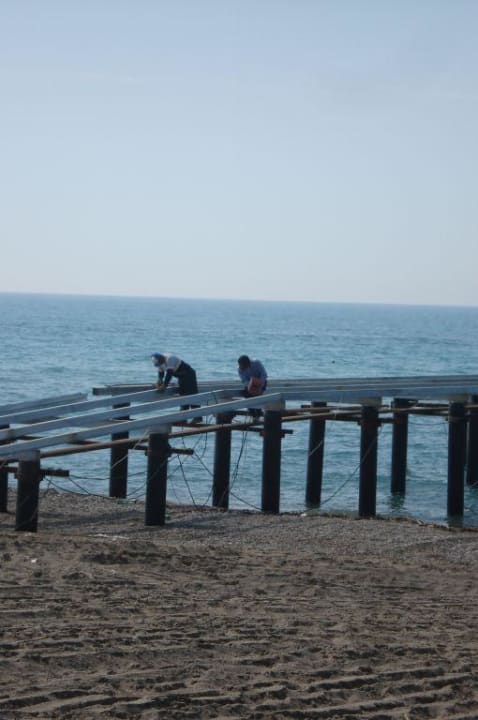 Bauarbeiten am Strand Sunrise Resort Hotel