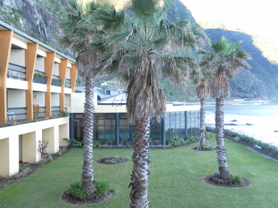 Blick von außen auf den Innenpool Hotel Estalagem do Mar