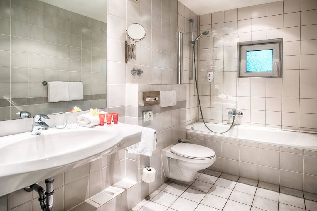 Comfort Triple/Family Room Bathroom Leonardo Hotel Hamburg Airport