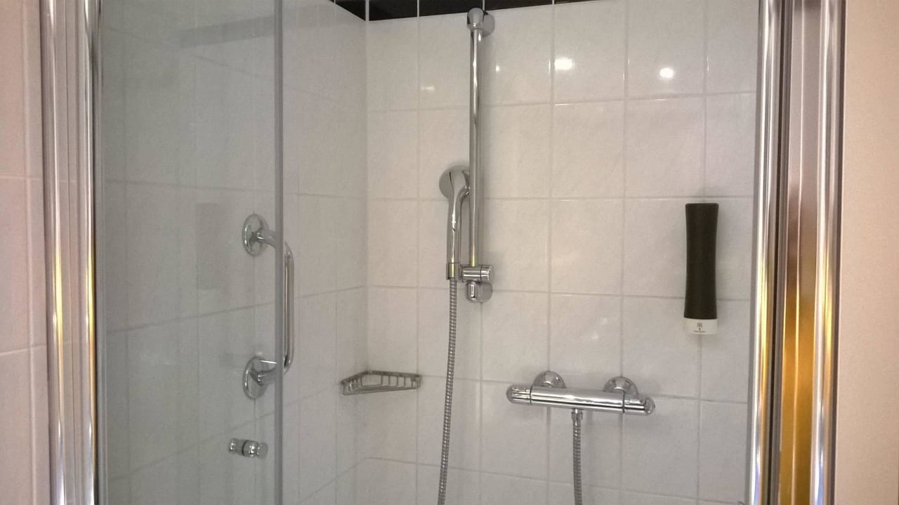 Bad mit Dusche Holiday Inn Express Frankfurt - Airport