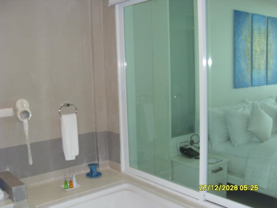 Man konnte vom Bad aus ins Zimmer schauen Samui Resotel Beach Resort