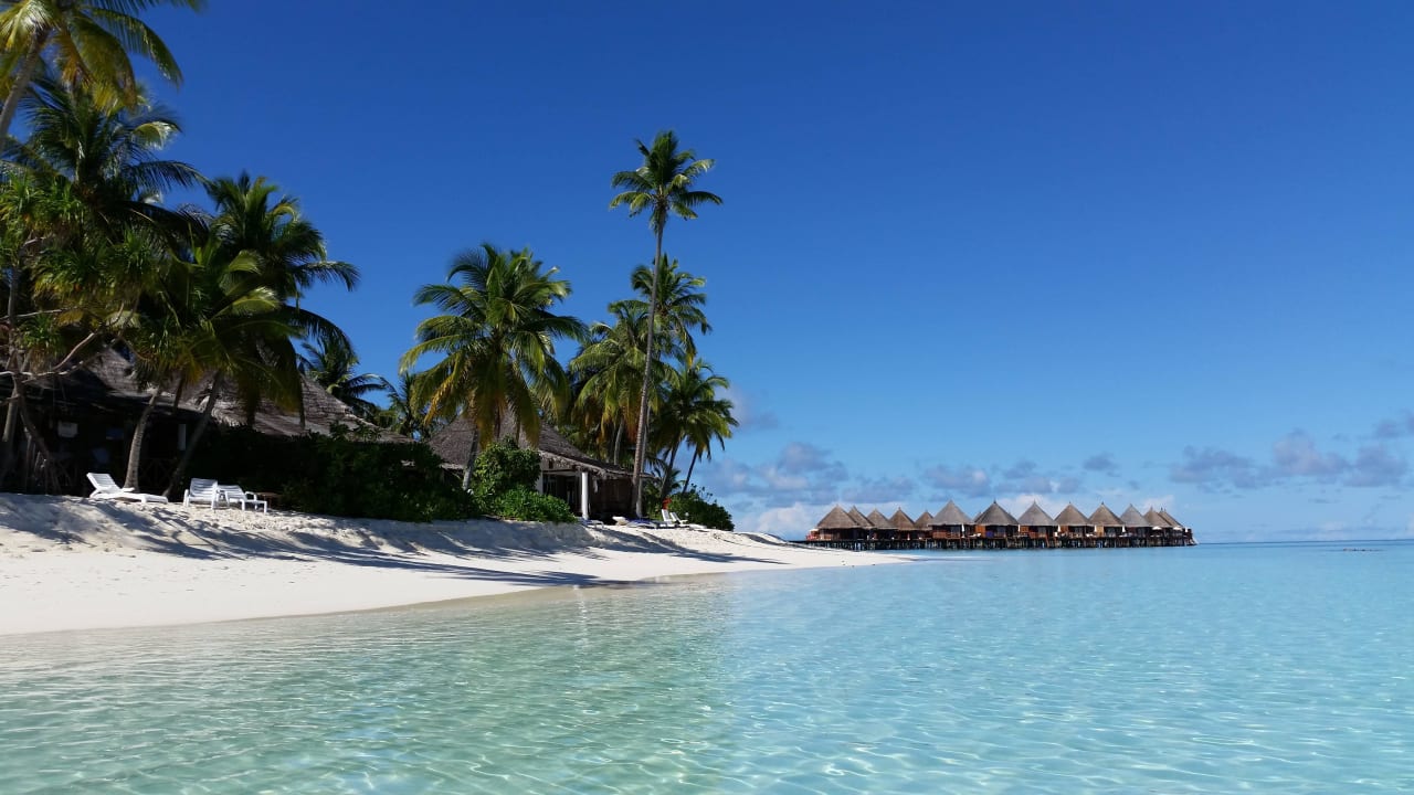 Blick auf die alten Wasserbungis Angaga Island Resort