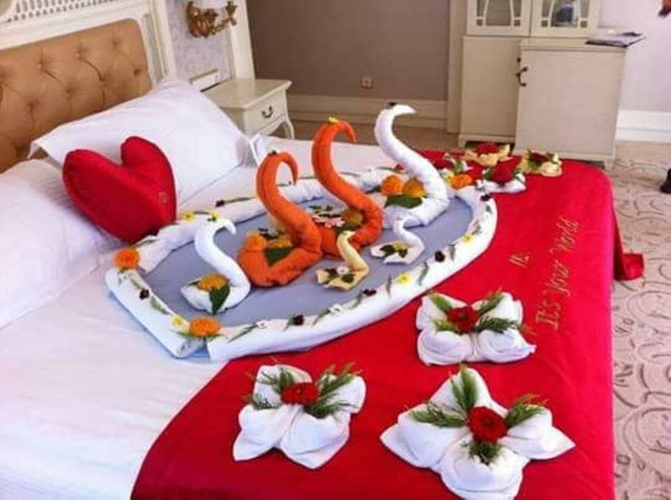 Die Zimmer wurden immer toll geschmückt  Büyük Hotel