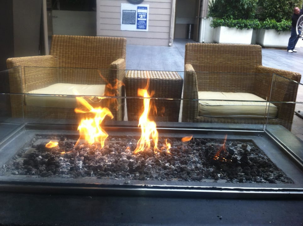 Eine der 6 Feuerstellen nebst dem Entrée Hotel Riu Plaza Fisherman’s Wharf