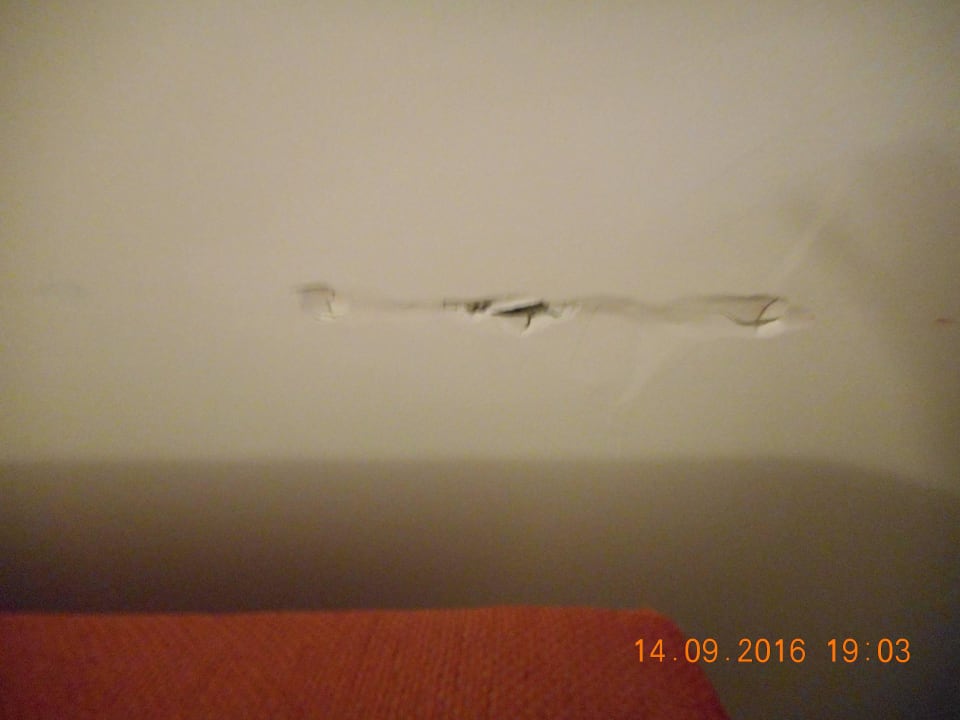 Loch in der Wand vom Hotelzimmer / Suite Ithea Suites Hotel