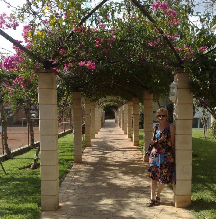 Laubengang zum Restaurant / Pool Protur Floriana Resort Aparthotel