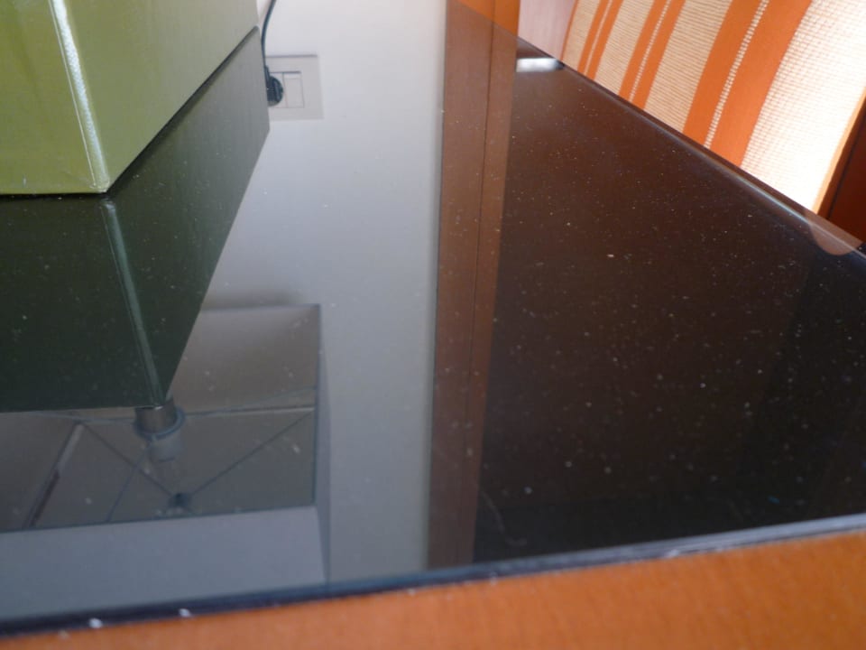 Junior Suite im Beach Hotel - staubiger Tisch Cleopatra Luxury Resort Makadi Bay