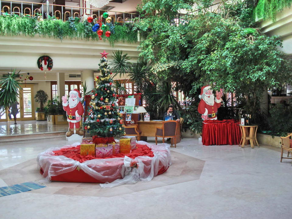 Liebevoll geschmückte Lobby an Weihnachten The Grand Hotel Hurghada