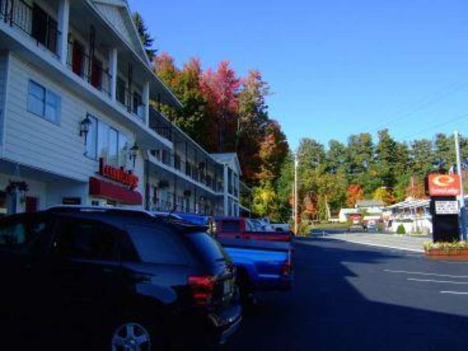 Blick vom Parkplatz Hotel Econo Lodge Lake George